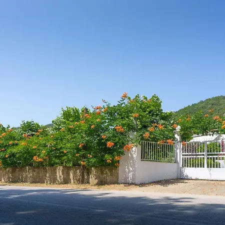 Nyaraló Big Country House, 10' From The Gomation